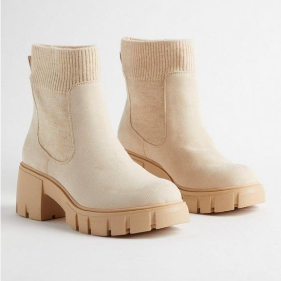 NWT $76 Torrid SWEATER GORE CHELSEA Boots TAN BEIGE Size 7 WW Extra Wide Fit - Picture 1 of 14